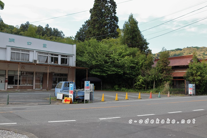 格安の土産物店の駐車場