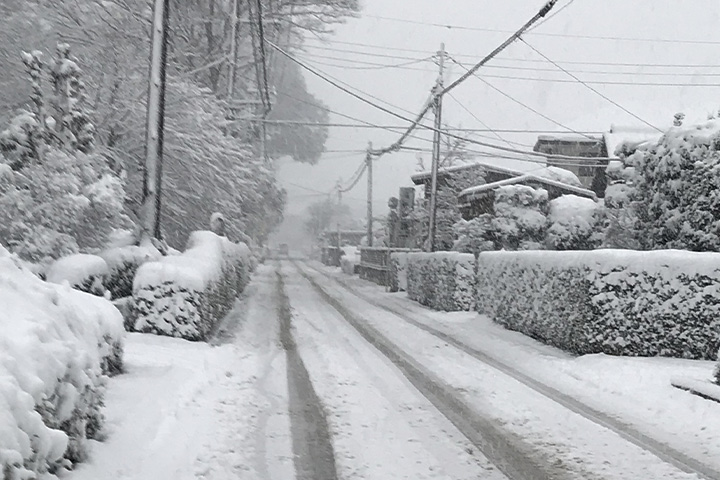 雪のわだちができた道路