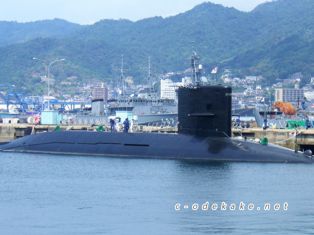 アレイからすこ島に停泊中のそりゅう型潜水艦