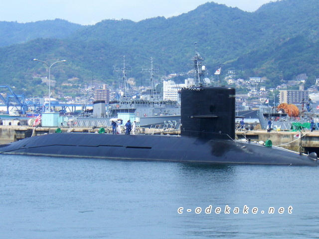 アレイからすこ島に停泊中のそりゅう型潜水艦