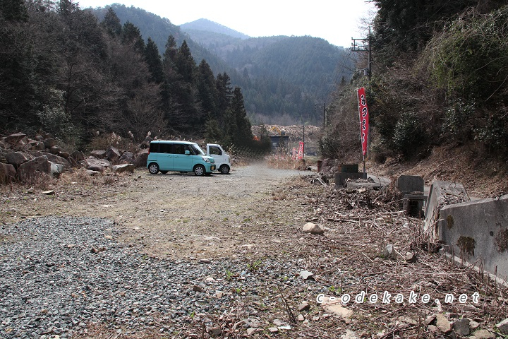 ミツマタ群生地の下の駐車スペース