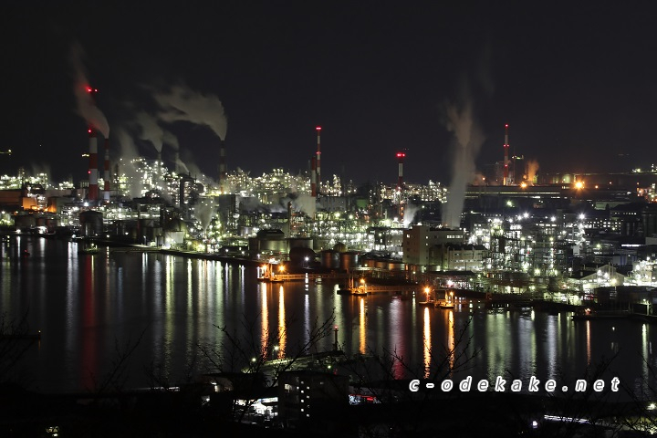 海の光の反射が美しい大竹の工場夜景